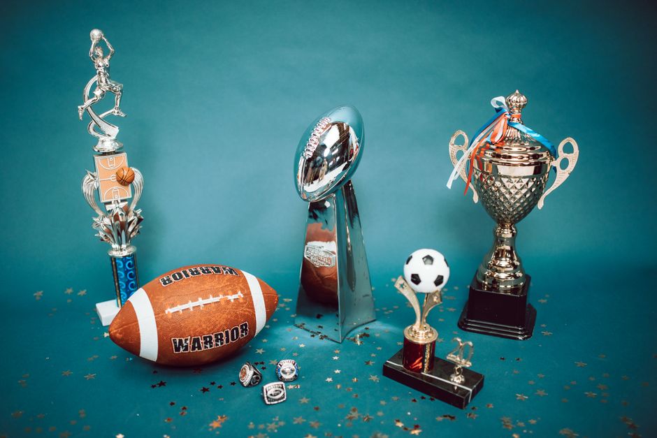 Diversos trofeos deportivos alineados, con diferentes formas y colores sobre una superficie