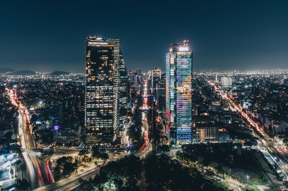 Vista nocturna de la ciudad de México, en la sala de chat de Latinoamérica